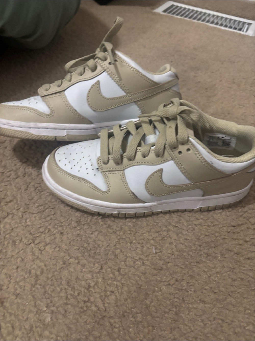 Nike Kids Low-Top Sneakers in Beige and White